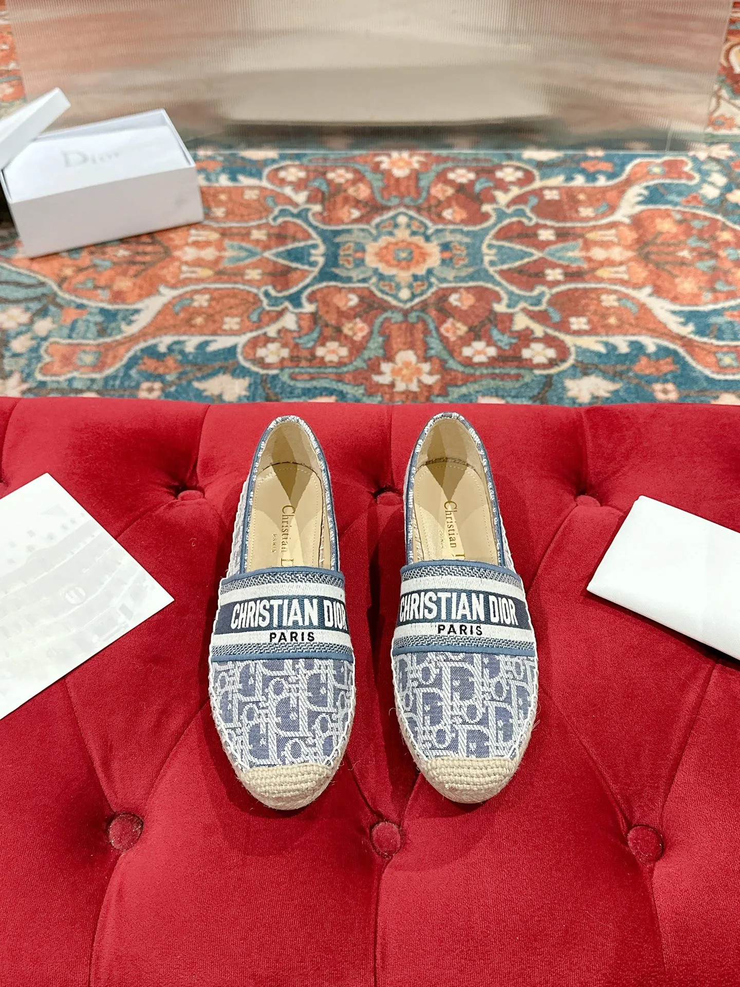 👟👟Ex-factory price 440👟👟 Dior DIOR's new popular early spring fisherman shoes 🆕 Simple, elegant and fashionable, timeless and timeless, it is a classic that will never fade away in the fashion circle, retro fisherman shoes. Original hand-woven surface, electric embroidery technology! Specific cloth surface and rubber outsole. Code number: 35-39 (40.41 customized, non-refundable)